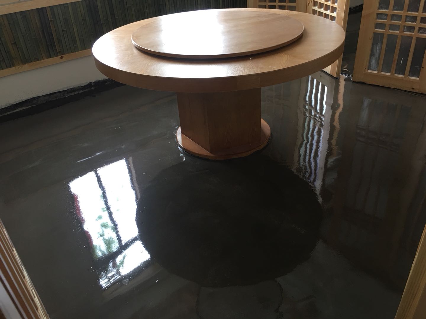 吉首市乾州餐廳環(huán)氧復(fù)古地坪施工完成，祝老板生意興隆，財源廣進(jìn)